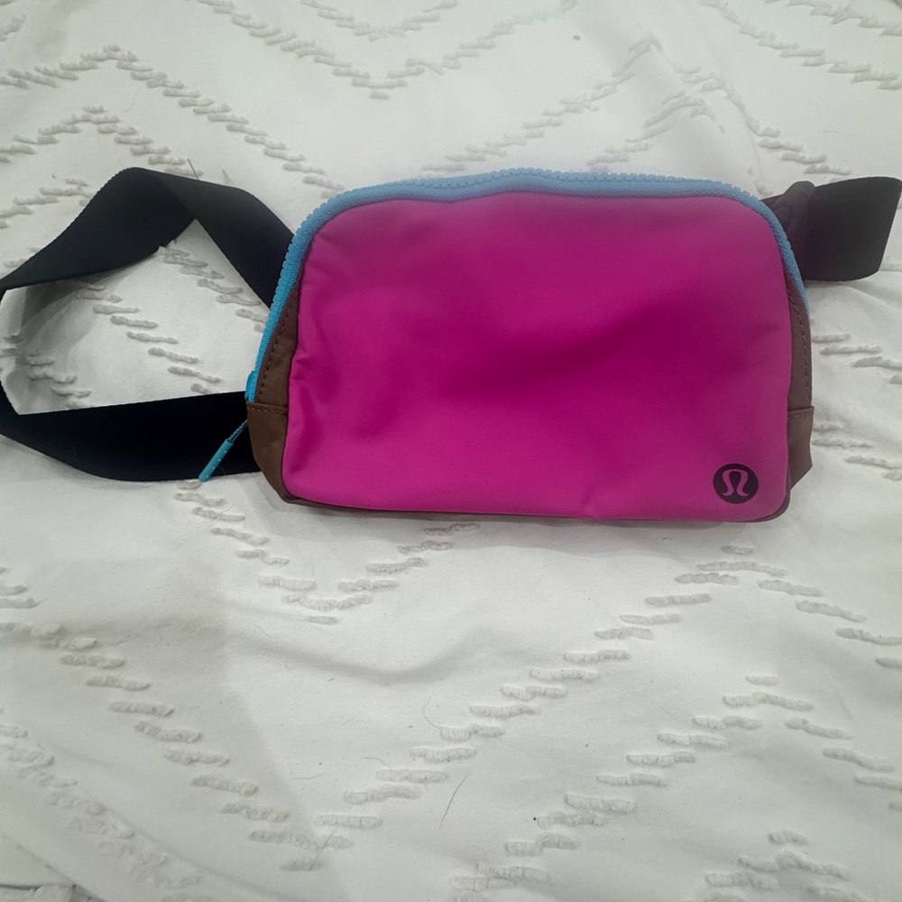 lulumeon belt bag sonic pink/cacao/black *rare*